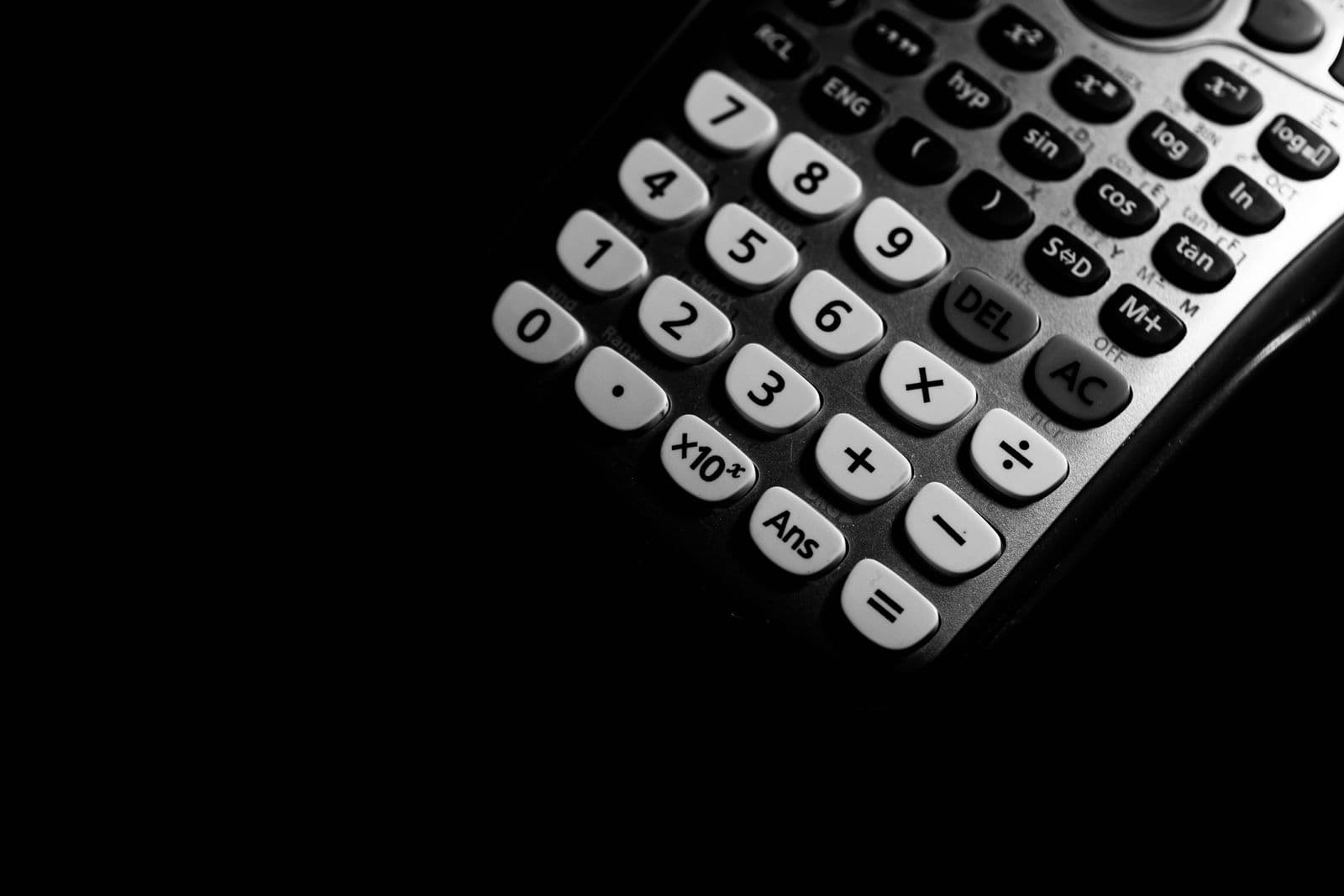 Las teclas de una calculadora sobre fondo negro