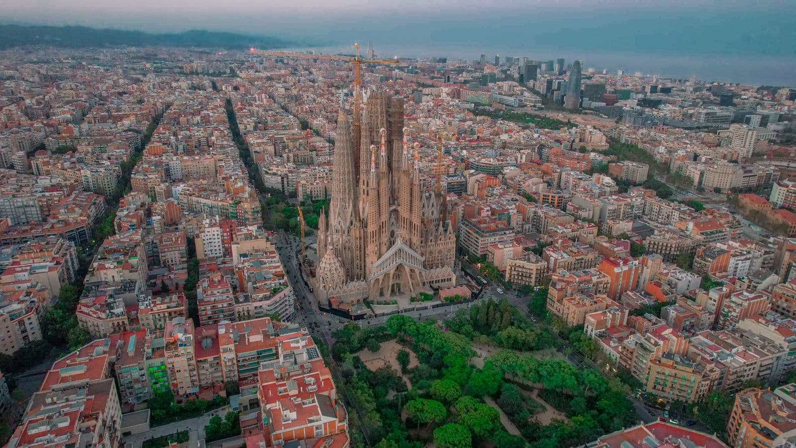 La Sagrada Família y el Eixample desde el aire, al atardecer