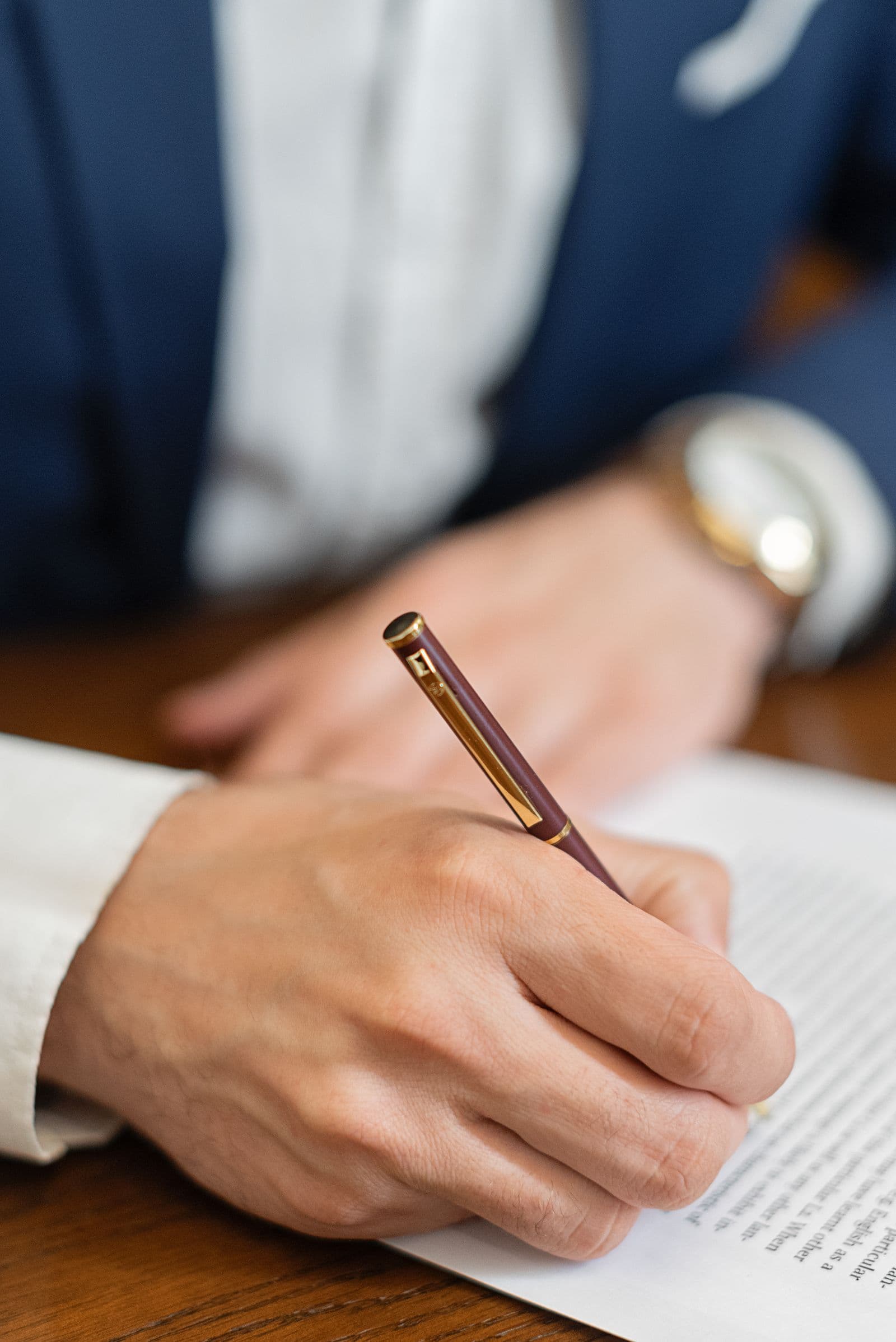 Una mano firmando un documento con estilográfica