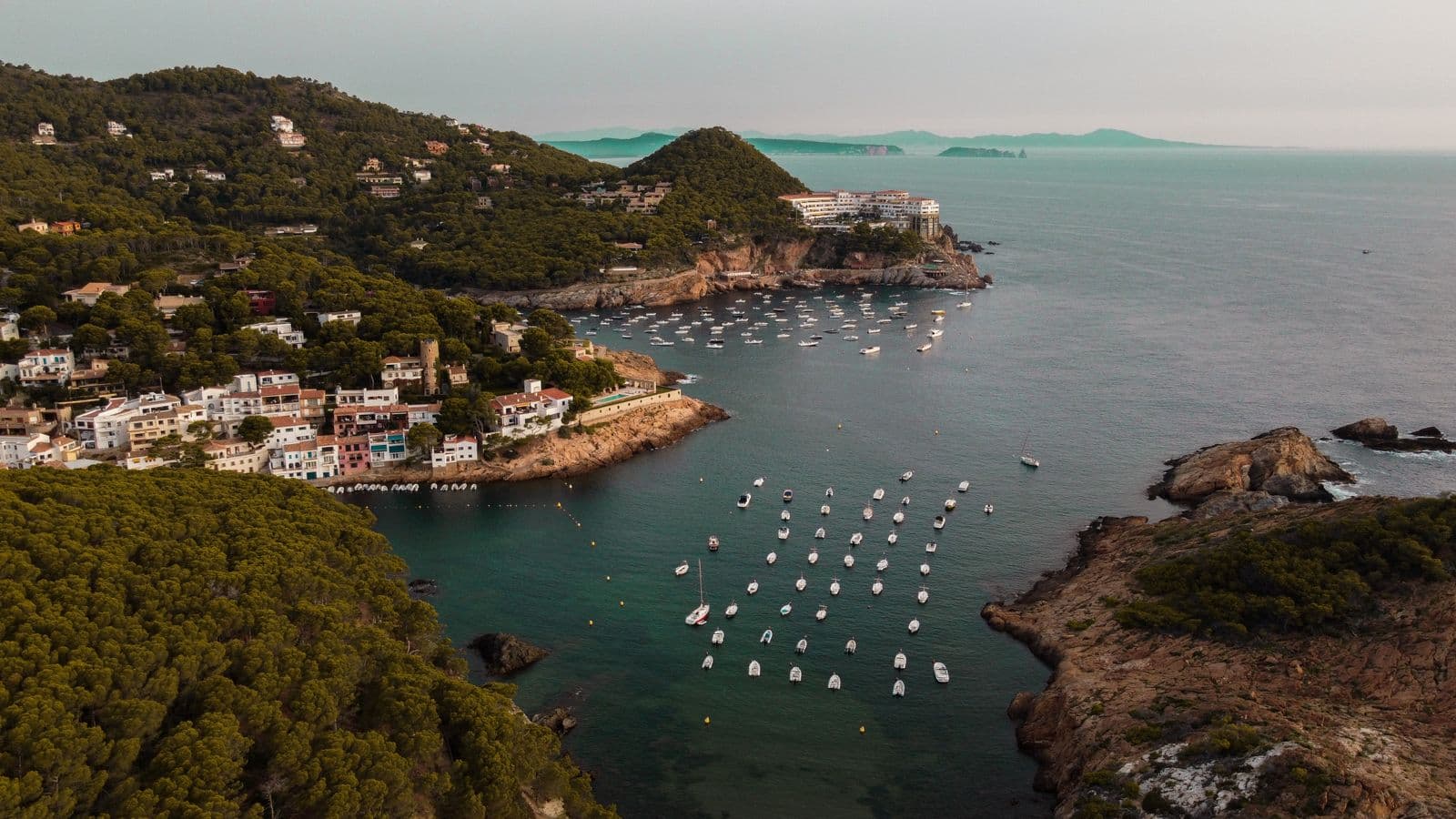 La cala de Sa Tuna, en la Costa Brava, desde el aire