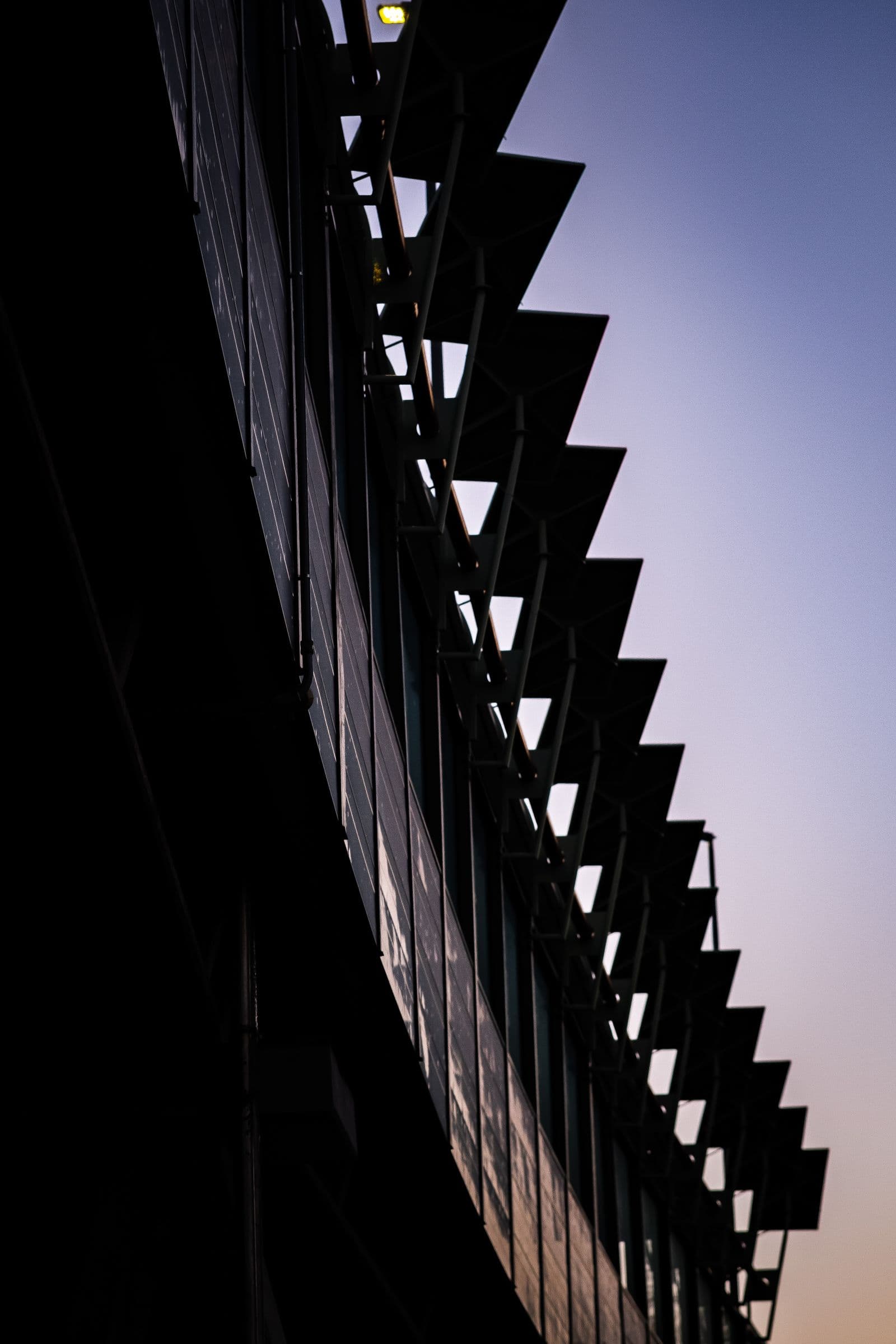 Silueta de un edificio moderno contra el cielo del atardecer