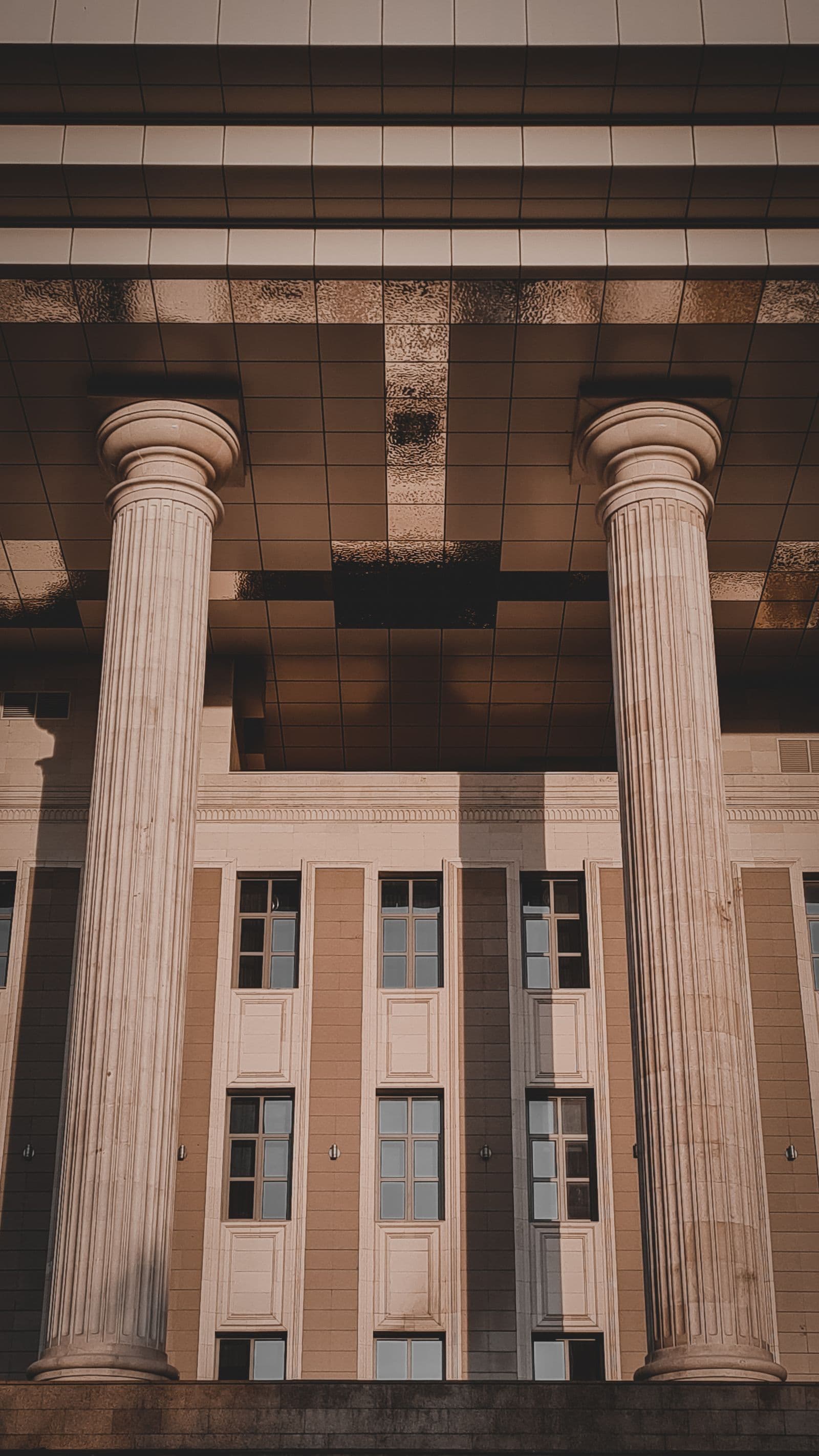Columnas de la entrada de un juzgado